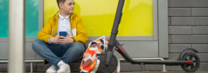 Enfant à coté d'une trottinette électrique